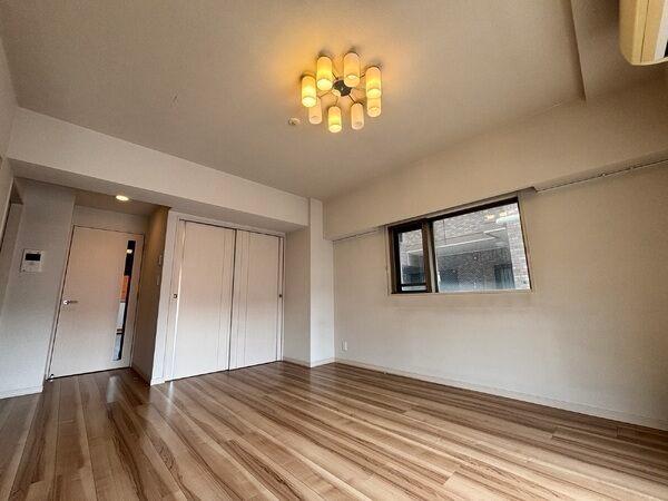 南向きの角住戸。LDは約11.5帖の広さがあり、南・東側の2面採光につき、陽当り・風通し良好です。