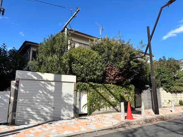 第二種低層住居専用地域内に存するため、周辺は閑静な住宅街が広がります。