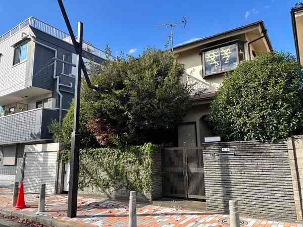 第二種低層住居専用地域内に存するため、周辺は閑静な住宅街が広がります。