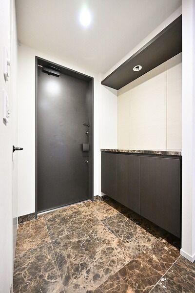 上品でモダンな雰囲気の玄関。カウンター付きの下足入に加え、シューズインクローゼットが備わっています。