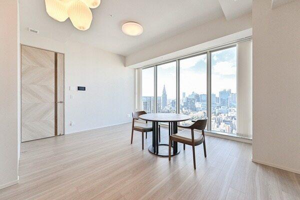 玄関には収納力のあるフロートタイプの下足入が備わっています。間接照明が優しく足元を照らしてくれます。