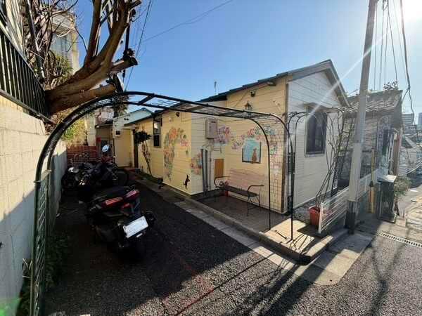 北西側前面道路