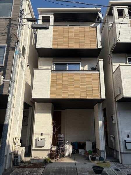 2016年3月築、地上3階建て中古戸建