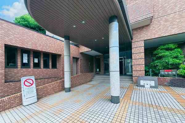 エントランスアプローチには、スロープが設けられています。ベビーカーを利用するご家庭に嬉しい仕様です。