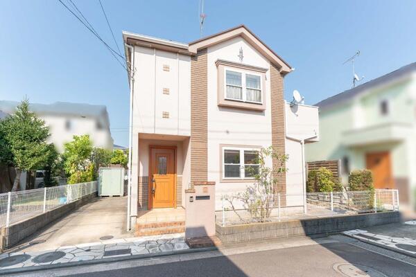 子育て世帯におすすめのロケーションに佇む、陽当り良好な一戸建て。庭・駐車場2台分付き(車種による)。