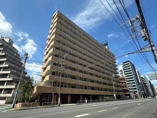 京浜急行本線「青物横丁」駅徒歩2分で通勤やお出かけに便利なロケーション。地上12階建の3階部分。