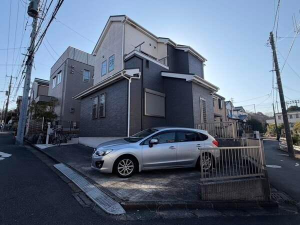 北西・南西の角地に建つ、木造2階建ての住まいです。2台分のカースペースがございます(車種による)。