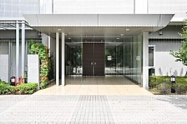 上品な印象のエントランス。24時間有人管理体制(21:00〜8:30は警備員駐在)のマンションです。