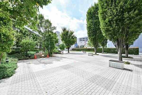 上品な印象のエントランス。24時間有人管理体制(21:00〜8:30は警備員駐在)のマンションです。