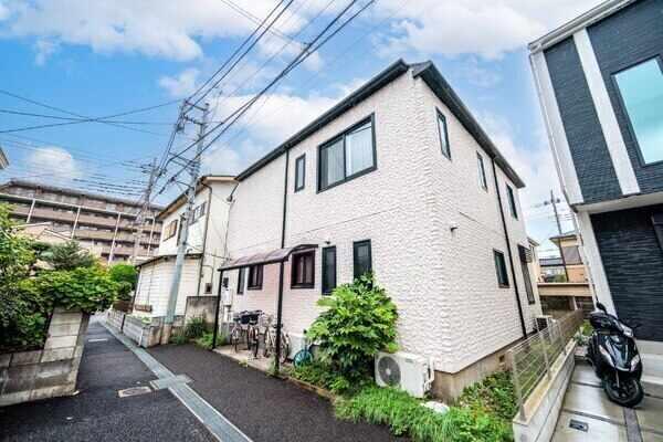 周囲は住宅が建ち並ぶ落ち着いた住環境です。前面道路は東側、幅員約6mのゆとりある公道です。