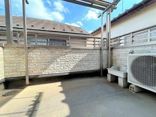 奥行きにゆとりが有り、作業がしやすいバルコニー。ガーデニングや掃除に便利なスロップシンク付きです。