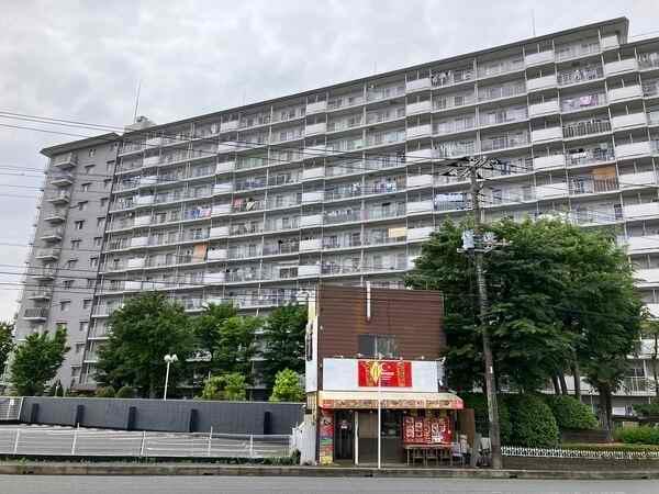 敷地内は緑が多く、四季折々の植栽に彩られています。公園も徒歩圏内にあり、自然に触れられます。