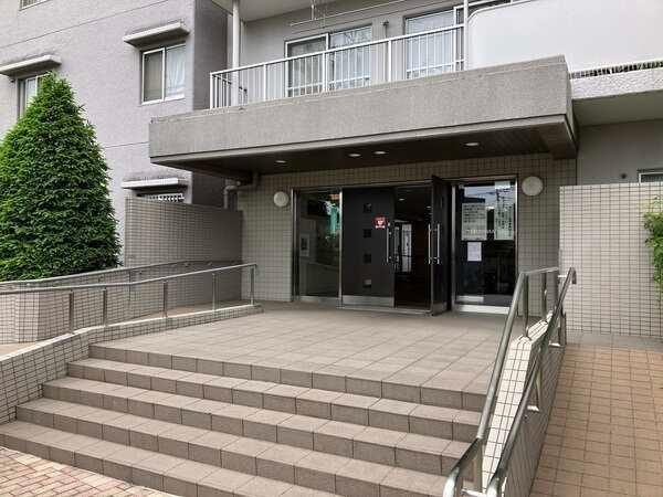 敷地内は緑が多く、四季折々の植栽に彩られています。公園も徒歩圏内にあり、自然に触れられます。