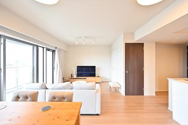 専有面積75.42m2の広々とした2LDKです。LDは約18帖。