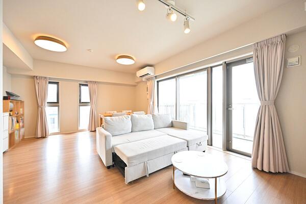 専有面積75.42m2の広々とした2LDKです。LDは約18帖。