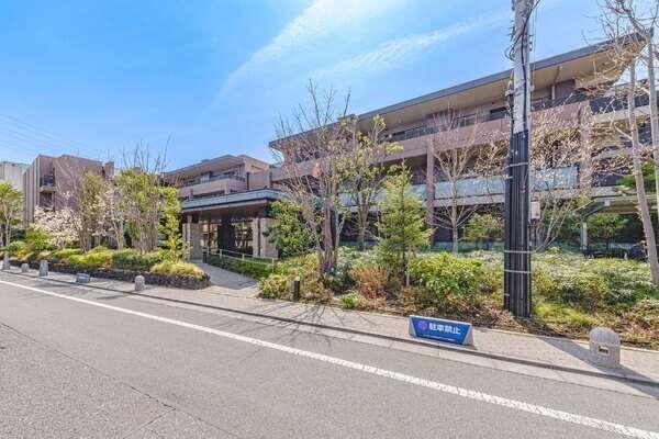 西武新宿線「武蔵関」駅まで徒歩13分。三井不動産レジデンシャル分譲、総戸数269戸の低層レジデンス。