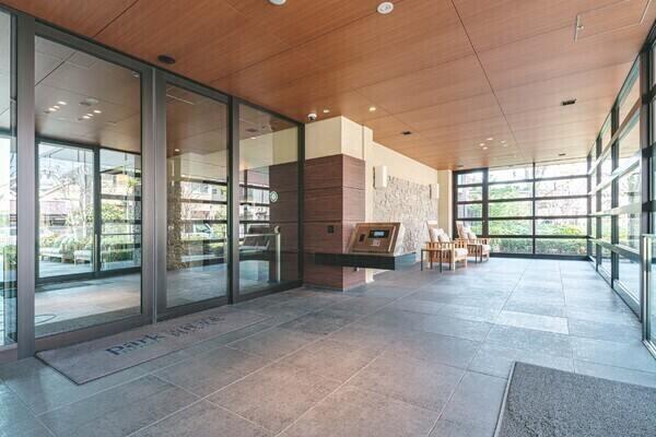 ホテルライクなエントランス。ダブルオートロック機能により、セキュリティ面に配慮されたマンションです。