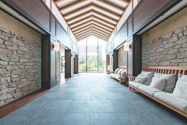 ホテルライクなエントランス。ダブルオートロック機能により、セキュリティ面に配慮されたマンションです。