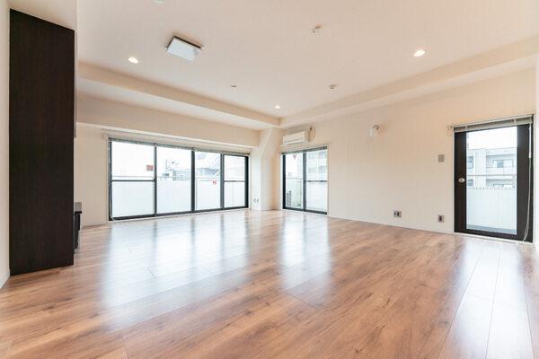 専用使用権付き屋上ルーフバルコニー(63.25平米)。晴れた日には、開放的な青空と富士山が望めます。