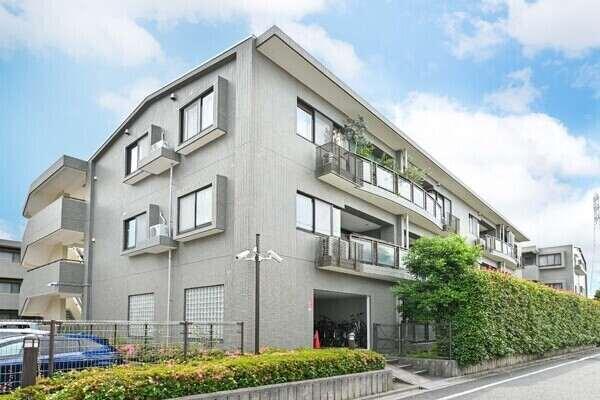エントランスはオートロック付き。また、管理会社により日勤管理されており、防犯面に配慮されています。