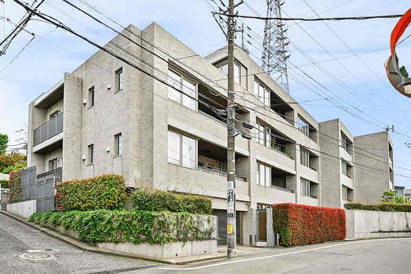 三菱地所分譲「パークハウス」シリーズ。京王井の頭線「三鷹台」駅徒歩2分で、利便性が高い立地です。