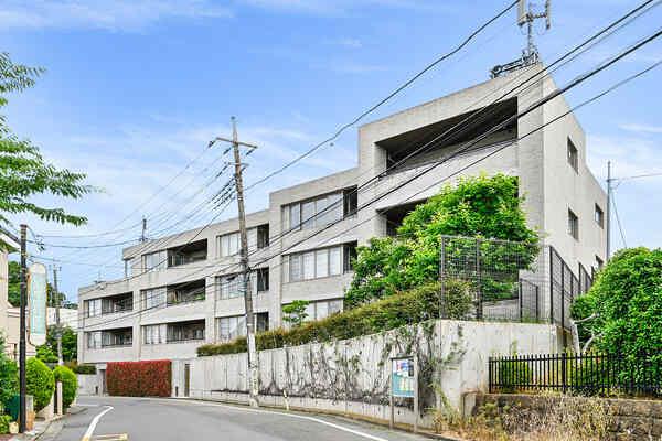 第一種低層住居専用地域内なので、落ち着きのある暮らしが叶います。ペット飼育可(規約制限有)。