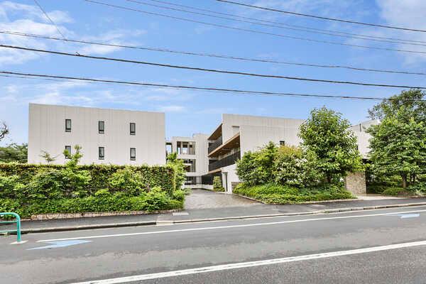 西武新宿線「上井草」駅徒歩5分。武蔵野台地に位置し、強固な地盤と落ち着いた住環境に恵まれた立地です。