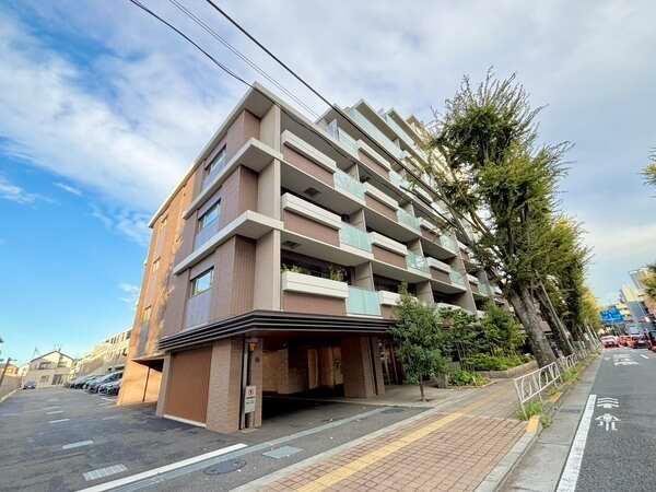 専用庭やテラス付きの1階部分。床暖房や食器洗乾燥機、浴室乾燥機など便利な設備が備わっています。