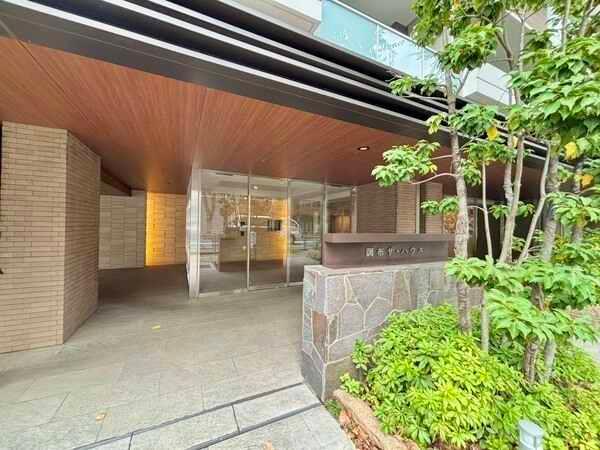 ローソン調布布田店まで約290m、まいばすけっと調布八雲台１丁目店まで約340m。気軽に行けます。