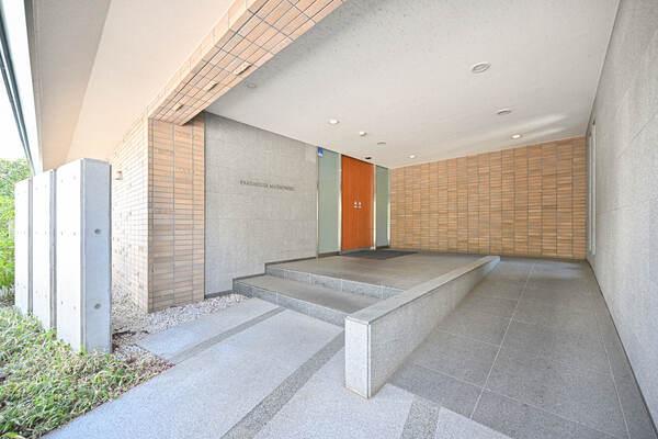 緑豊かな松ノ木に位置する低層マンション