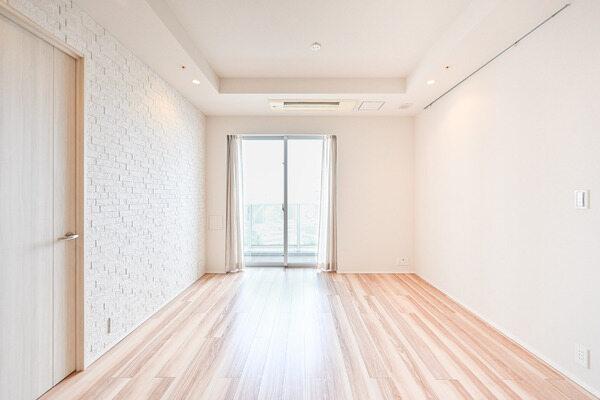 約10.3帖のLDの左側の壁一面にはエコカラットが施工されており、空間のアクセントにもなっています。