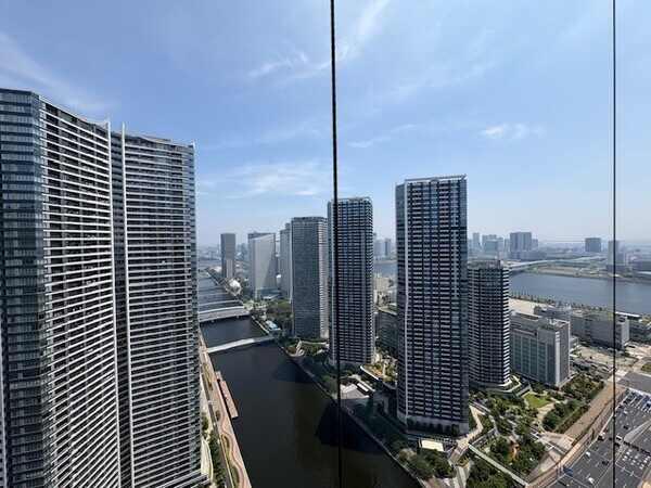 43階部分、北東向きにつきバルコニーからは築地方面や朝潮運河を望めます（天候によります）