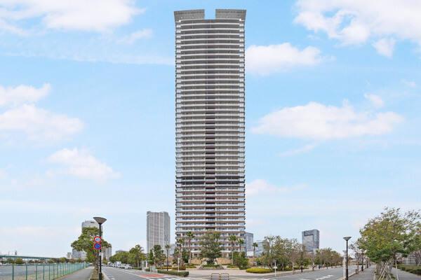 オリエンタルランドが外観デザインを担当。海に向かって新しい地へ向かう帆船のようなデザインの外観です。