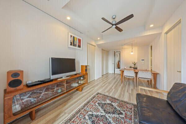 ビル群が望める都会的な街並み。視界を遮る背の高い建物が隣接していないため、遠くまで景色を楽しめます。