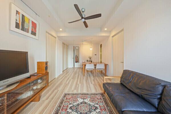 ビル群が望める都会的な街並み。視界を遮る背の高い建物が隣接していないため、遠くまで景色を楽しめます。