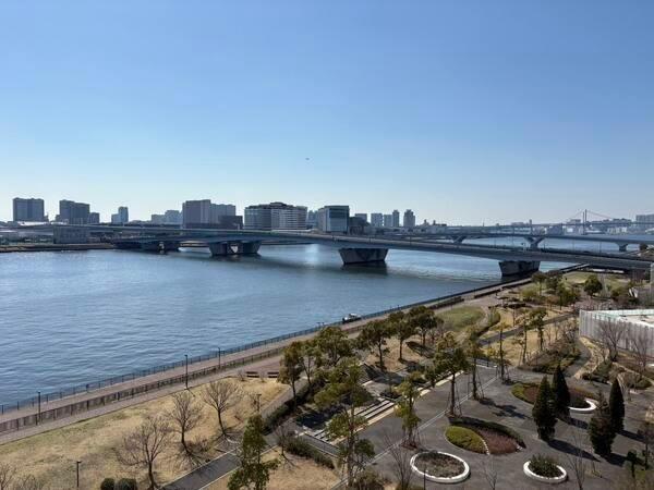 バルコニーからはレインボブリッジを望む（天候によります）