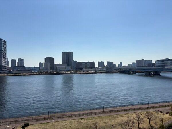 バルコニーからはレインボブリッジを望む（天候によります）