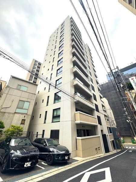 コンビニやスーパーが徒歩圏内。湯島二郵便局(約230m)や東都文京病院(約320m)も揃う住環境。