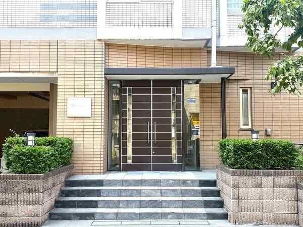 東京メトロ「新御茶ノ水」駅徒歩7分、JR中央線「御茶ノ水」駅徒歩8分など、複数路線・駅利用可能。
