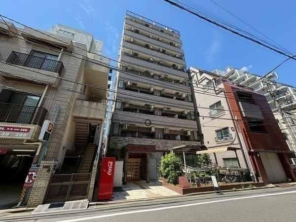 3駅2路線利用可能な好立地。オートロックなど防犯面に配慮されています。【現地外観】