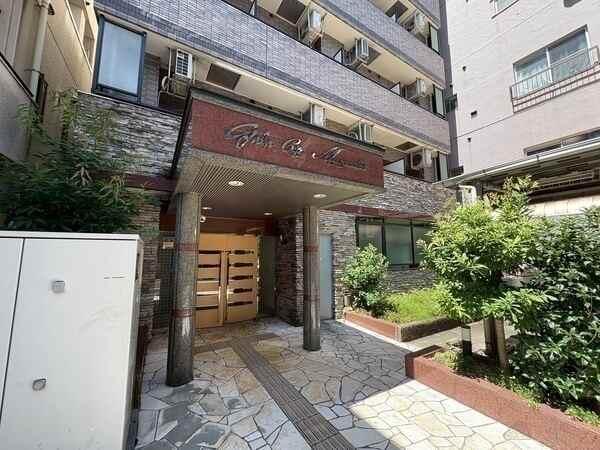 閑静な住宅地に位置していながら、複数路線が利用できる交通至便な立地。暮らしやすい住環境です。