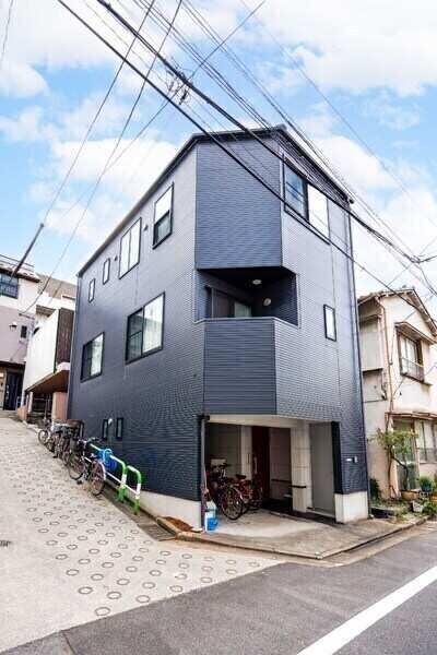 東京メトロ南北線「本駒込」駅徒歩13分。スーパーや学校が徒歩圏内で、子育て世帯にもおすすめです。