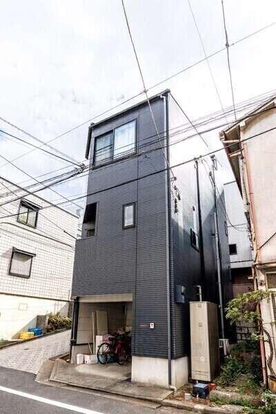 東京メトロ南北線「本駒込」駅徒歩13分。スーパーや学校が徒歩圏内で、子育て世帯にもおすすめです。