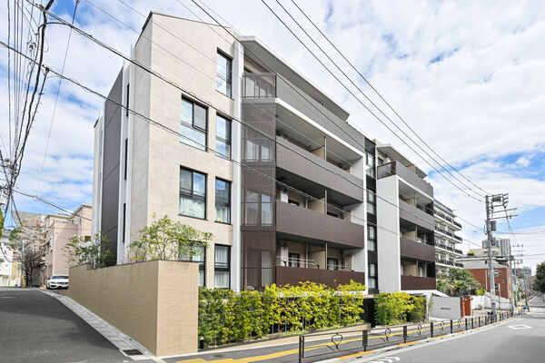 東京メトロ千代田線「根津」駅徒歩6分含む、複数沿線利用可能です。徒歩圏内にスーパーがございます。