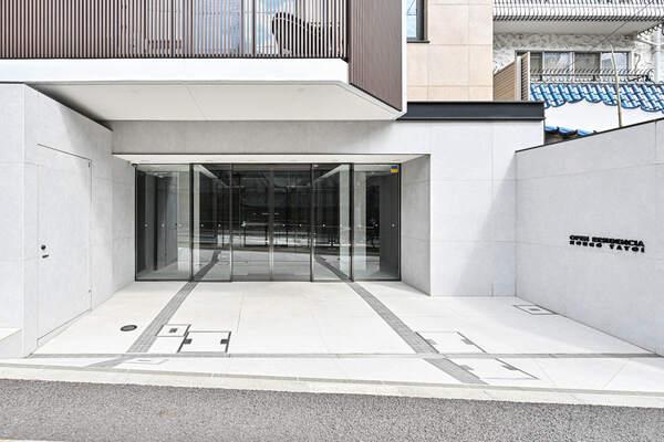 東京メトロ千代田線「根津」駅徒歩6分含む、複数沿線利用可能です。徒歩圏内にスーパーがございます。