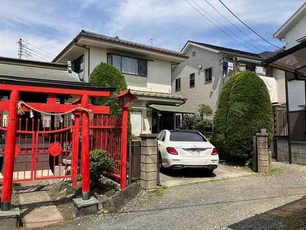 古家付土地(現況引渡)になります。複数沿線利用可能な立地に存しております。