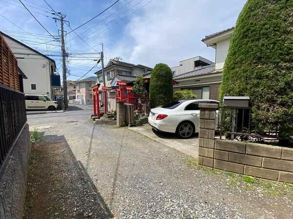南東側前面道路です。対象地と道路に高低差はございません。