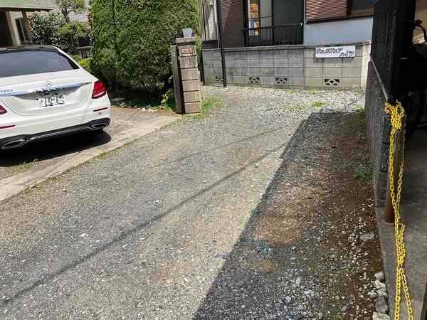 南東側前面道路です。対象地と道路に高低差はございません。