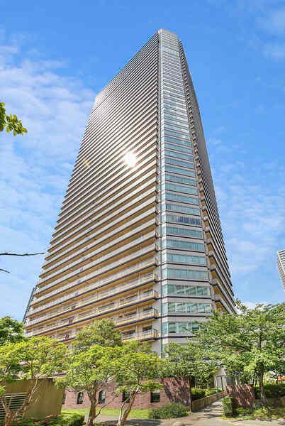 東急東横線他、複数沿線利用可能な「武蔵小杉」駅徒歩3分。地上48階建の制震タワー型レジデンスです。