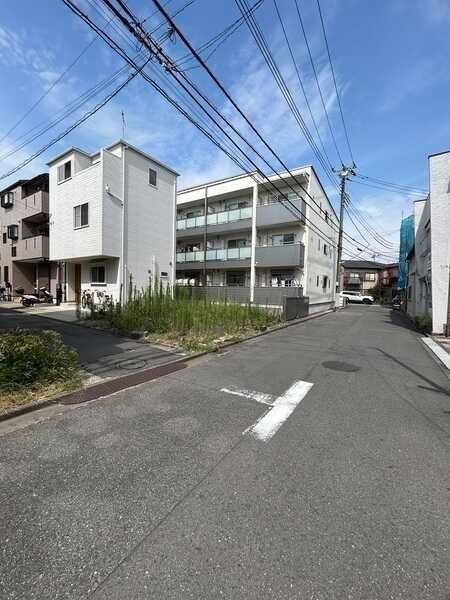 南側前面道路は幅員約5.4ｍあり開放的。向かいの建物に日差しを遮られにくく、陽当り良好です。